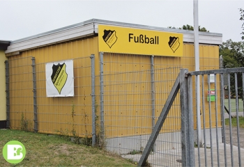 Schild am Sportplatz
